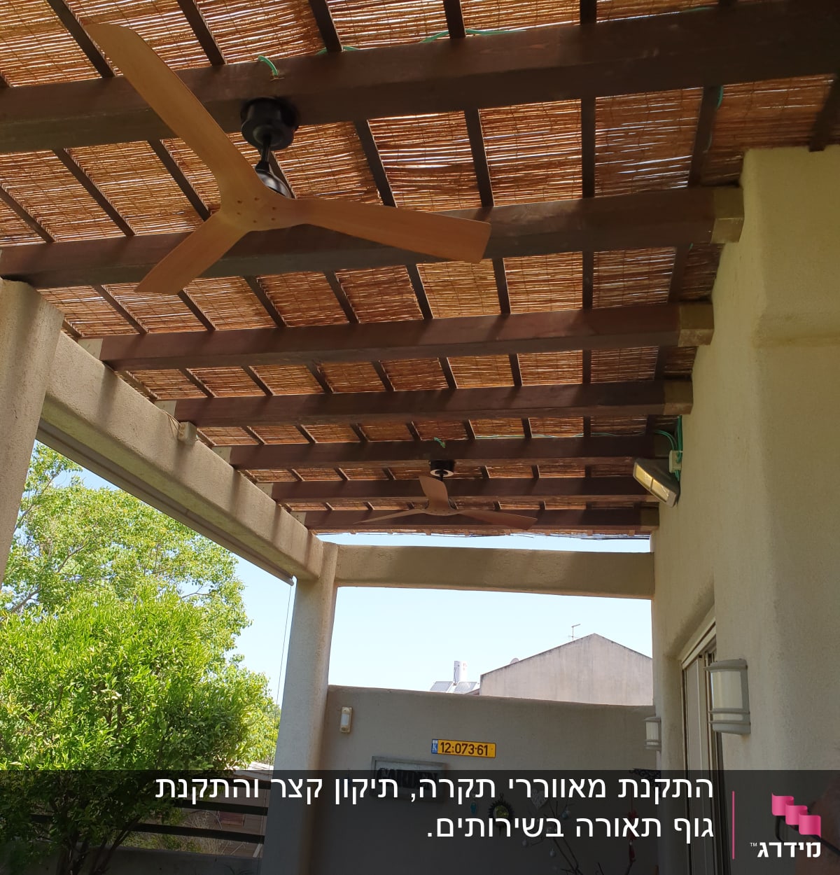 מאוורר תקרה מותקן על פרגולה מעץ